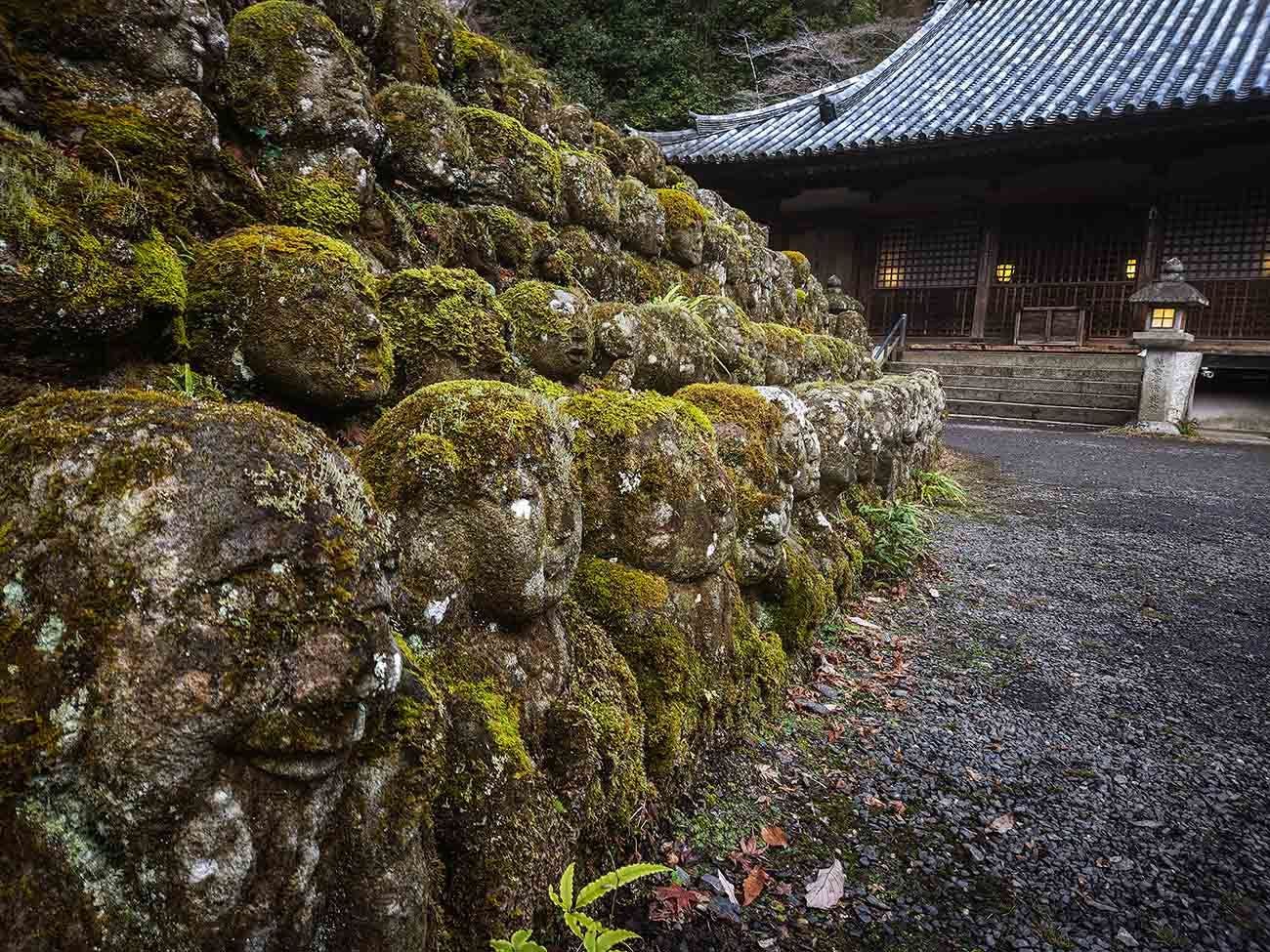 Some of the moss-covered rakan statues at Nenbutsu-ji Temple. Photo source: James Saunders-Wyndham